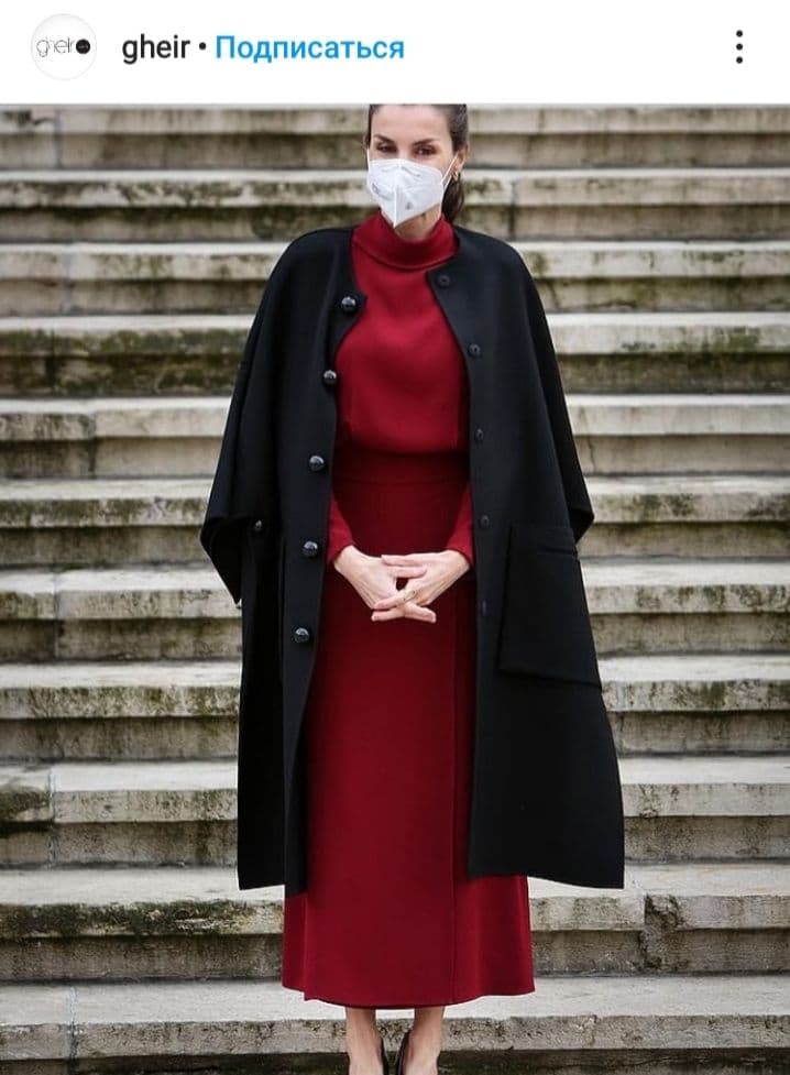 Королева Летиція в ефектному червоному платті ненароком засвітила стрункі ноги